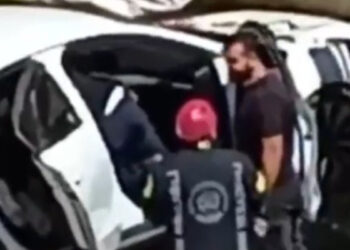 Otomobil iş yerine daldı: 1 yaralı