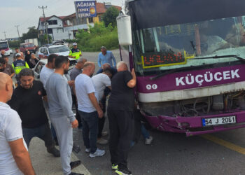 Özel halk otobüsü ile otomobil kafa kafaya çarpıştı: 5 yaralı