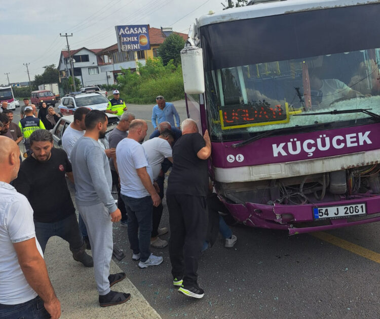 Özel halk otobüsü ile otomobil kafa kafaya çarpıştı: 5 yaralı