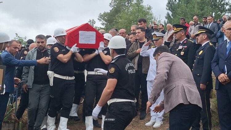 Görev başında şehit olan polis Batuhan Sarıyalçınkaya son yolculuğuna uğurlandı