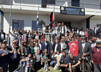 Serdal Adalı, Ardahan’ın Beşiktaş Köyü'nde kartal heykeli açtı