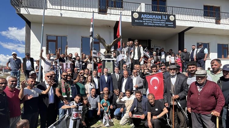 Serdal Adalı, Ardahan’ın Beşiktaş Köyü'nde kartal heykeli açtı