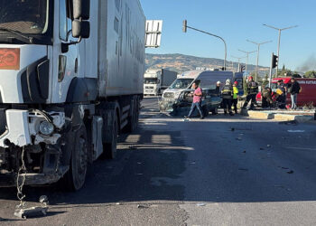 Kütahya'da korkunç kaza: TIR'la çarpışan otomobilde 1'i ağır, 2 yaralı