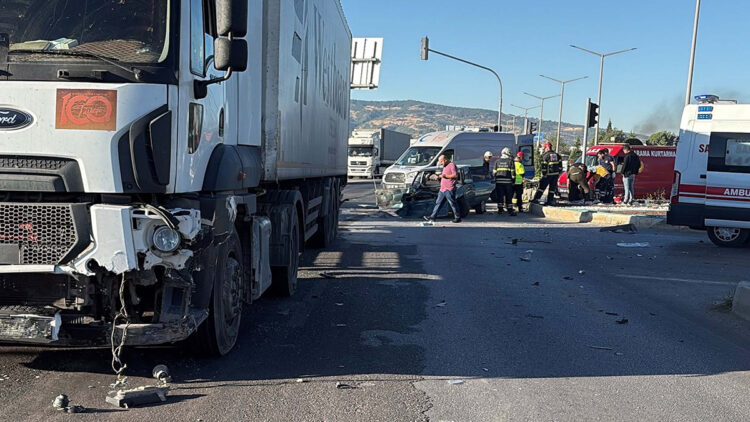 Kütahya'da korkunç kaza: TIR'la çarpışan otomobilde 1'i ağır, 2 yaralı