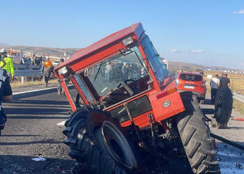 Hafif ticari araç ile traktör çarpıştı: 6 yaralı
