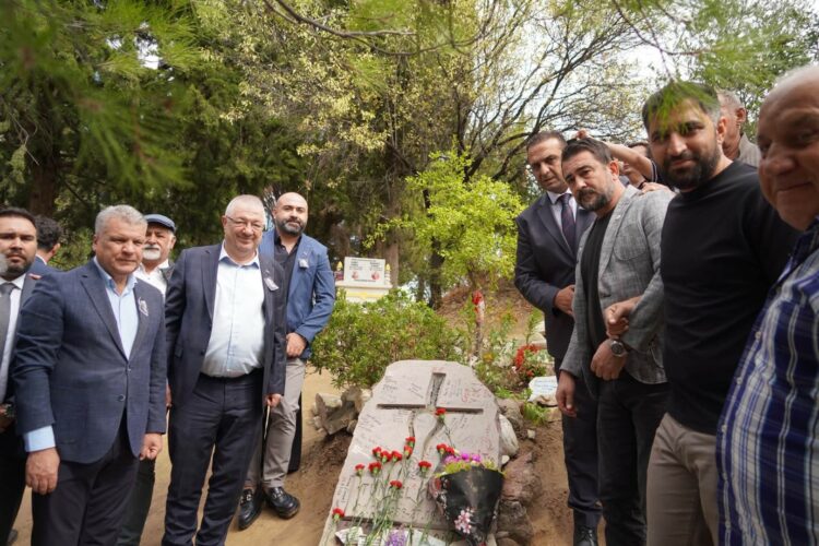 Tuncel Kurtiz ölümünün 13’üncü yılında mezarı başında anıldı
