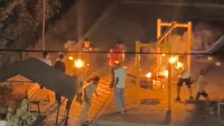 Tutuşturdukları sopalarla parkta çocukları korkutan 14-15 yaşlarındaki 3 çocuk gözaltına alındı