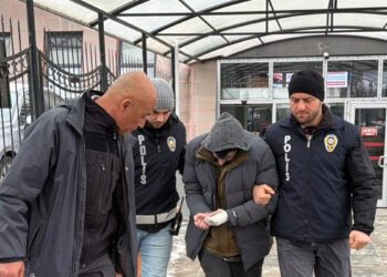 Üvey babasını bıçaklayarak öldüren sanık: Annemi korumak için müdahale ettim