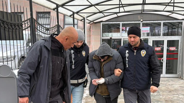 Üvey babasını bıçaklayarak öldüren sanık: Annemi korumak için müdahale ettim