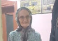 Yolunu kaybeden 76 yaşındaki kadını polis evine ulaştırdı