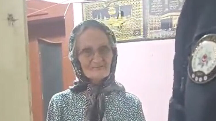 Yolunu kaybeden 76 yaşındaki kadını polis evine ulaştırdı