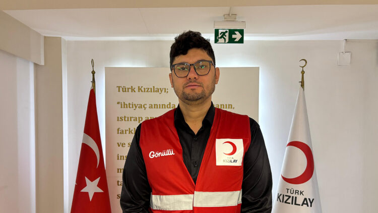 Pakistan'daki afette yardım almıştı: 17 yıl sonra Türk Kızılay'ında gönüllü oldu