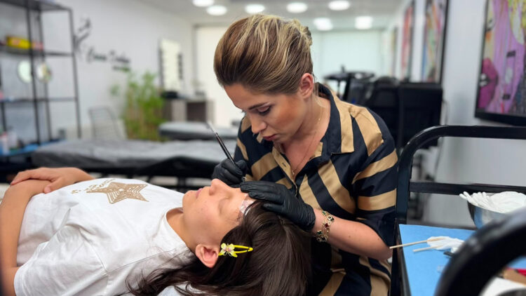 Alopesi hastası Esma Nur'un 'kaş' hayali gerçek oldu