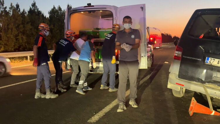 Şanlıurfa'da minibüs, TIR'a arkadan çarptı: 2 ölü, 2 ağır yaralı