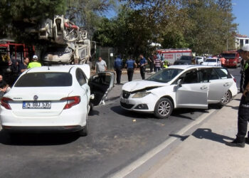 Sancaktepe'de beton pompası 4 araca çarptı: 5 yaralı