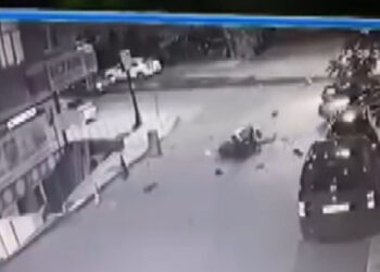 Üsküdar’da motokurye araçla çarpıştı, ağır yaralandığı kaza kameralara yansıdı