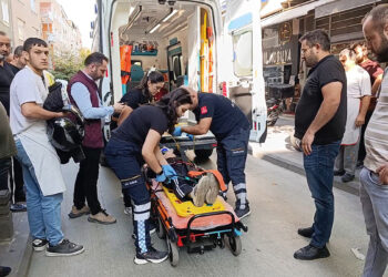Ehliyetsiz sürücünün kullandığı motosiklet taksiye çarptı; kaza kamerada