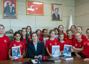 Minik güreşçilerden Bakan Yardımcısı Yerlikaya ve Yasemin Adar Yiğit’e ziyaret