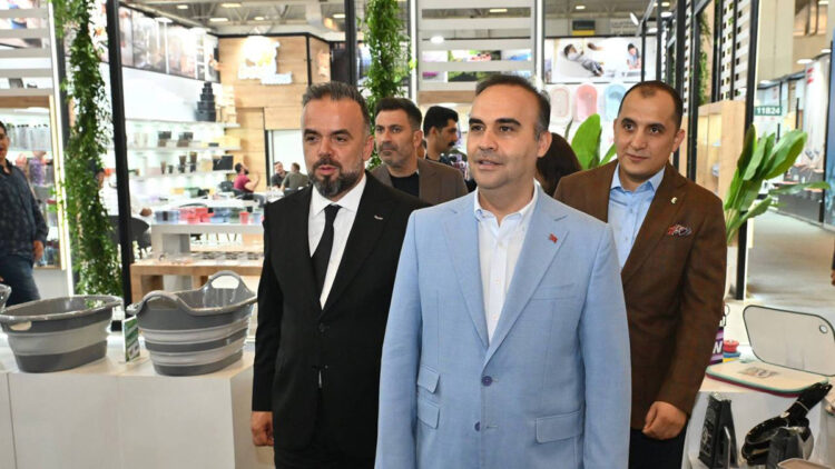 Bakan Kacır, ZUCHEX 36'ıncı Uluslararası Ev ve Mutfak Eşyaları Fuarı'nı ziyaret etti