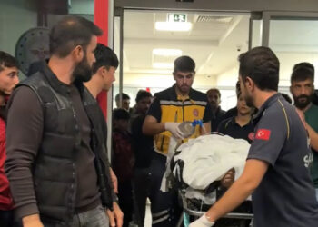 Akıma kapıldığı çatıdan ayaklarından sarkıtılarak indirildi, kaldırıldığı hastanede öldü