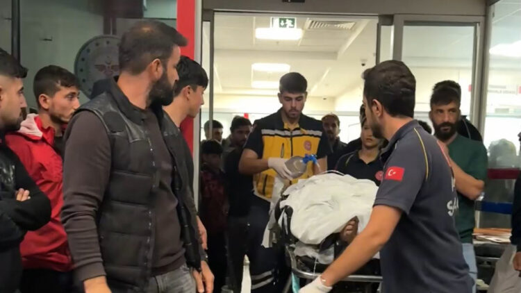 Akıma kapıldığı çatıdan ayaklarından sarkıtılarak indirildi, kaldırıldığı hastanede öldü