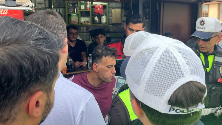 Kaza yapan sürücü kendini ele verdi: Alkolmetreyi üflemek yerine içine çekti