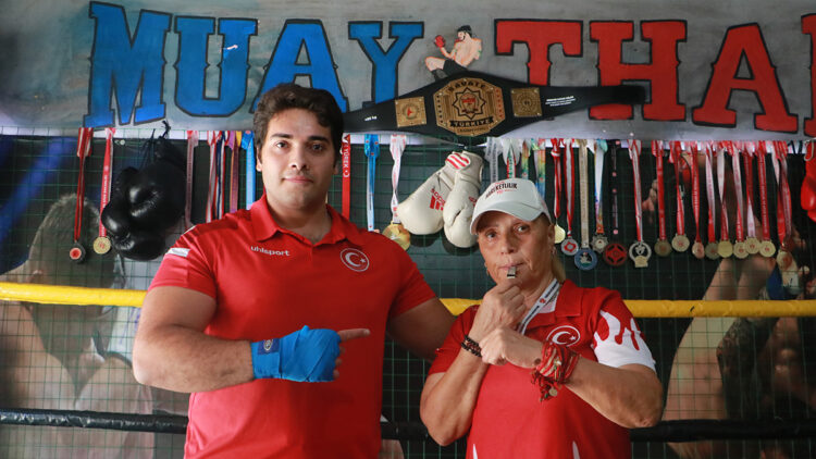 Kick boks antrenörü anne, oğlunu Avrupa'ya hazırlıyor