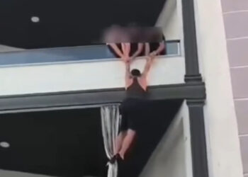 Aranan hükümlü, baskına gelen polisleri görünce balkondan kaçmaya çalıştı