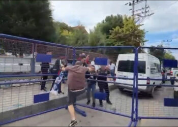 Zonguldak Kömürspor-Karabük İdman Yurdu maçında arbede çıktı: Polis barikatlarına saldırdılar