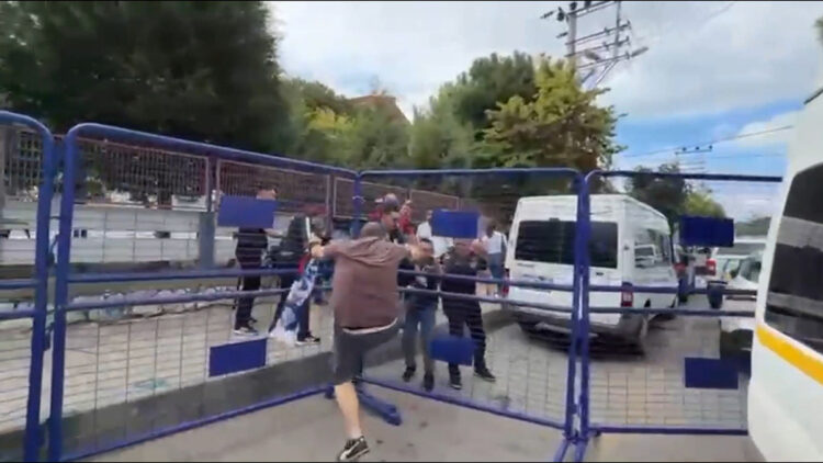 Zonguldak Kömürspor-Karabük İdman Yurdu maçında arbede çıktı: Polis barikatlarına saldırdılar
