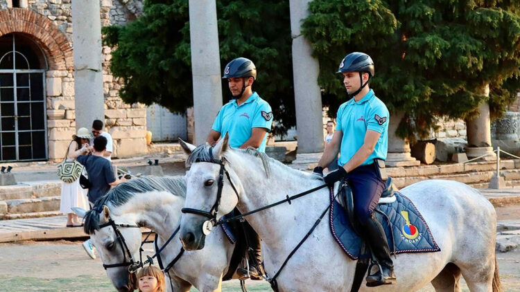 İzmir'de 12 ilçede atlı jandarma birlikleri görev yapıyor: Vatandaşların ilgi odağındalar