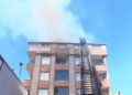 Ataşehir’de 5 katlı binanın çatısı alev alev yandı