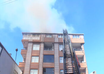 Ataşehir’de 5 katlı binanın çatısı alev alev yandı