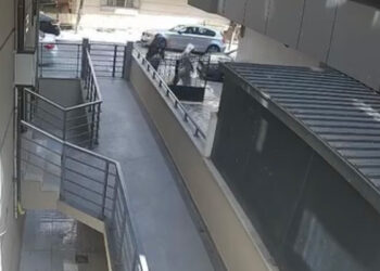 Avcılar’da ilginç hırsızlık: Kadın kıyafetleriyle girdikleri daireden 500 bin lira değerinde altın ve döviz çaldılar