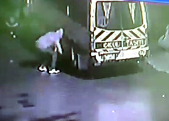 Avcılar’da şüphelilerin park hâlindeki motosikleti çaldı: O anlar güvenlik kameralarına yansıdı