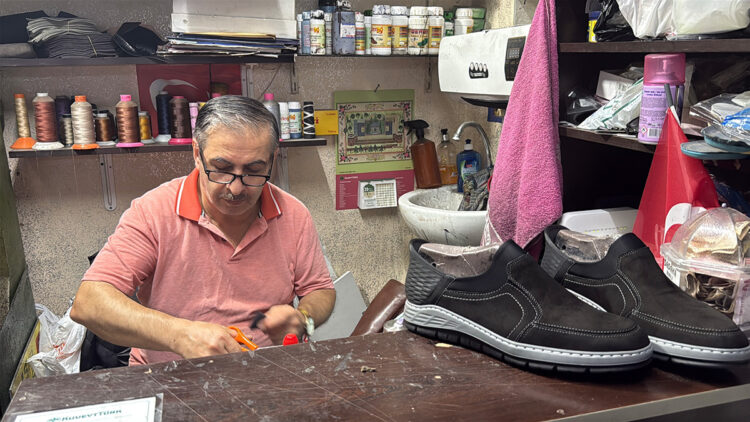 Baba mesleği ayakkabı tamirciliğini 55 yıldır sürdürüyor: "Sektörde çırak yetişmiyor"