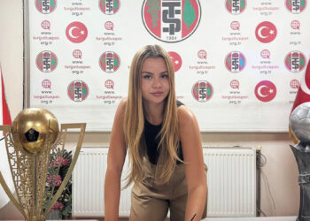 Turgutluspor'dan tarihi ilk: Takım 22 yaşındaki Zeynep Mestan'a emanet