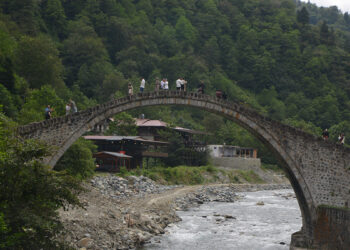 Karadeniz’in zirveleri, yeni evlilerin balayı rotası oldu: Serin havası ve doğası kendine çekiyor
