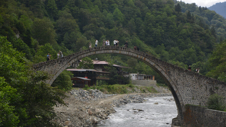 Karadeniz’in zirveleri, yeni evlilerin balayı rotası oldu: Serin havası ve doğası kendine çekiyor