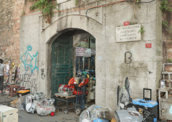 Tarihi Galata Bedesteni’nin duvarlarına vandallar zarar verdi: Grafiti yaptılar