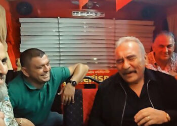 Ümit Besen, konserine nostaljik minibüsle gitti