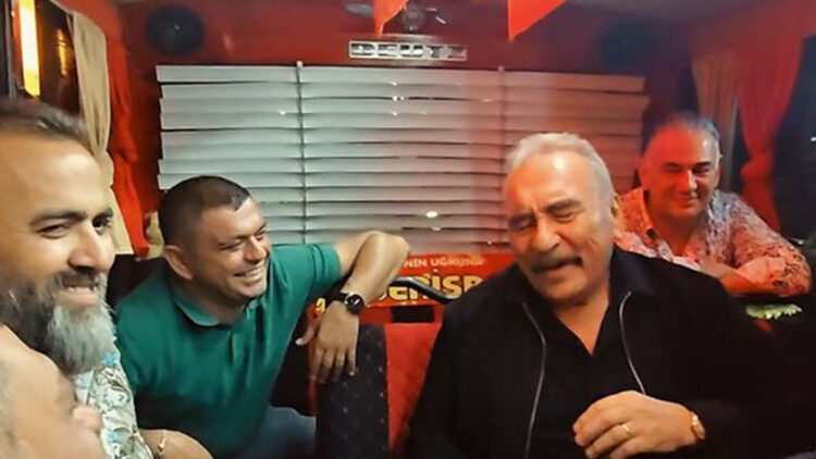 Ümit Besen, konserine nostaljik minibüsle gitti
