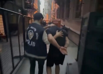 Beyoğlu’nda 'yan bakma’ kavgasında darbedilip kanlar içinde kaldı: "Her şeyim patladı"