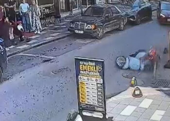 Beton dubaya çarpan motosikletin sürücüsü yaralandı: Kaza anı kameralara yansıdı