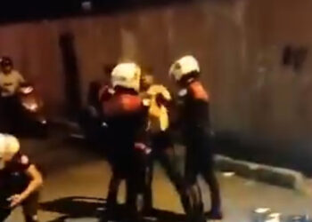 Beyoğlu'nda polisin 'dur' ihtarına uymayan şüpheliler yakalandı: 4 gözaltı