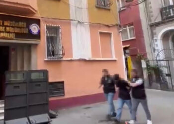 Beyoğlu’nda suça sürüklenen çocuk dehşeti: Darbettikleri kişiyi gasp ettiler, 4 çocuk tutuklandı