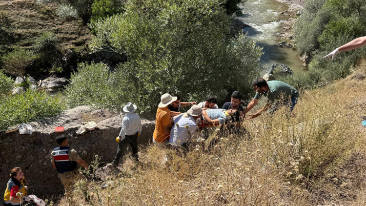 Bingöl’de otomobil dere yatağına devrildi: 1 ölü, 4 yaralı