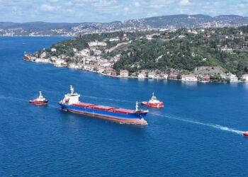 Rusya'da İHA saldırısına uğrayan gemi İstanbul Boğazı'nda geçiyor; trafik çift yönlü kapatıldı
