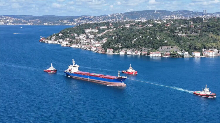 Rusya'da İHA saldırısına uğrayan gemi İstanbul Boğazı'nda geçiyor; trafik çift yönlü kapatıldı