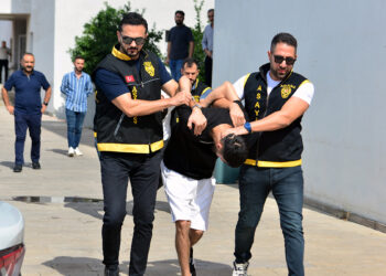 Adana'da film gibi operasyon: Polise tabancayla ateş edip, el bombasıyla direnen şüpheli tutuklandı